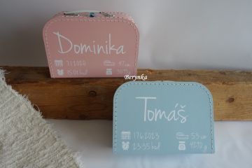 Kufřík se jménem s údaji narození