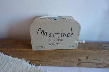 Kufřík se jménem s údaji narození