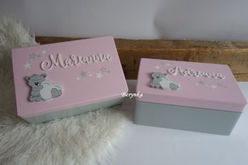 Dřevěná bedýnka s vyřezaným jménem a medvídkem se srdíčkem