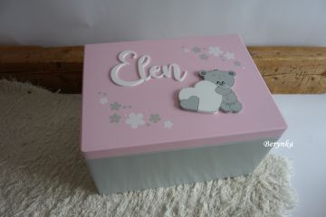 Dřevěná bedýnka s vyřezaným jménem a medvídkem se srdíčkem
