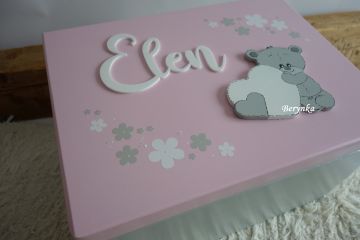 Dřevěná bedýnka s vyřezaným jménem a medvídkem se srdíčkem