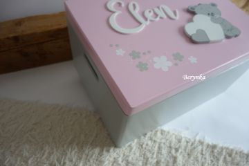 Dřevěná bedýnka s vyřezaným jménem a medvídkem se srdíčkem