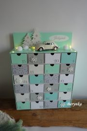 Adventní kalendář mátovo-šedý s autíčkem