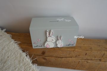 Dřevěná pokladnička se zajíčky