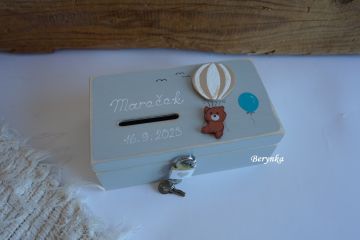 Dřevěná pokladnička s medvídkem a balónkem