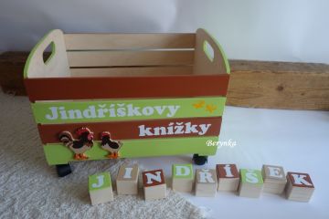 Dřevěná bedýnka s kohoutkem a slepičkou