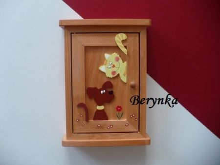 Dřevěná skříňka na klíče s pejskem a kočičkou