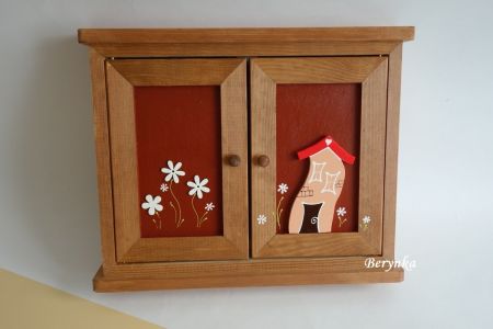 Dřevěná skříňka na klíče s domečkem a kytičkami