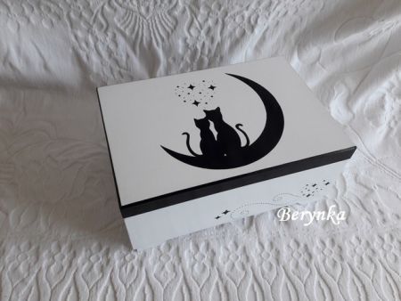 Truhla s kočkami na měsíci