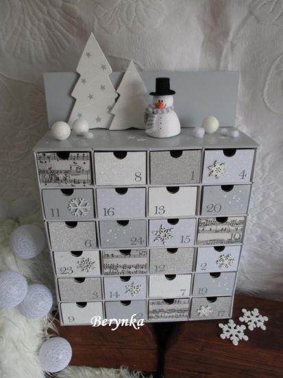 Adventní kalendář se sněhulákem u stromečků