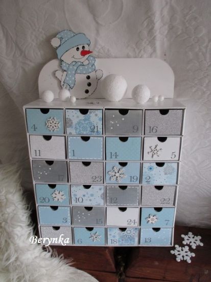 Adventní kalendář bílo-modrý se sněhulákem
