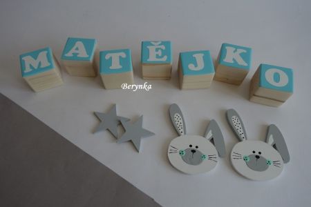 Dřevěné kostičky v tyrkysové