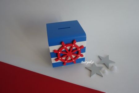 Dřevěná pokladnička s kormidlem