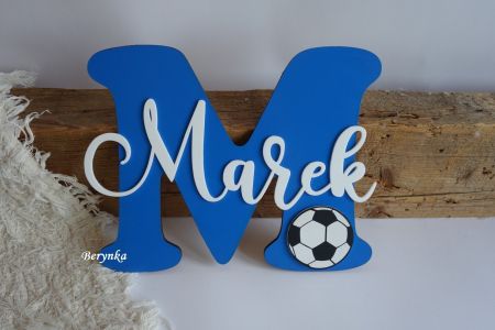 Dřevěné písmeno se jménem a fotbalovým míčem