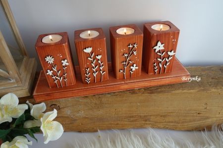 Dřevěné svícny s kyttičkami - různé barvy