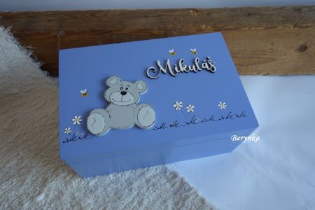 Dřevěná bedýnka s vyřezaným jménem a medvídkem - pro kluky