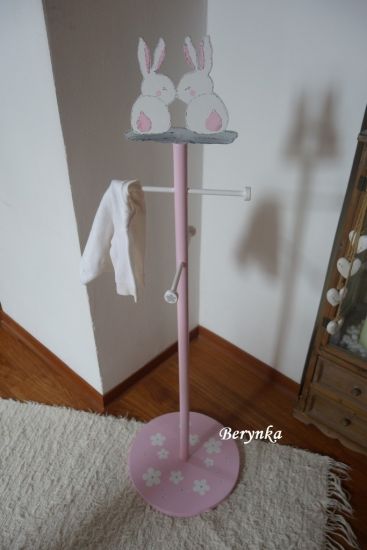 Věšák - němý sluha se zajíčky