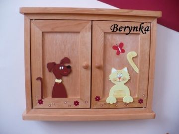 Dřevěná skříňka na klíče s pejskem a kočičkou