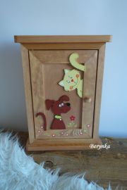 Dřevěná skříňka na klíče s pejskem a kočičkou