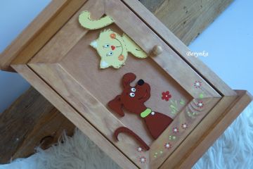 Dřevěná skříňka na klíče s pejskem a kočičkou