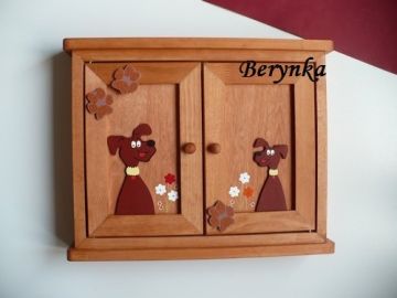 Dřevěná skříňka na klíče s pejsky