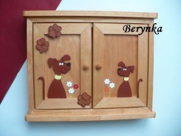 Dřevěná skříňka na klíče s pejsky