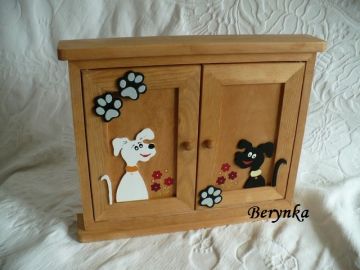 Dřevěná skříňka na klíče s pejsky