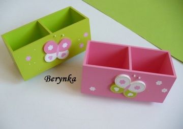 Dřevěný stojánek na tužky s motýlkem