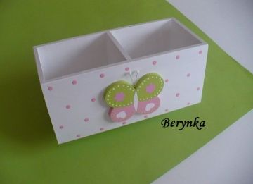 Dřevěný stojánek na tužky s motýlkem