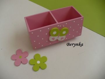 Dřevěný stojánek na tužky s motýlkem