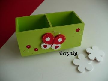 Dřevěný stojánek na tužky s motýlkem