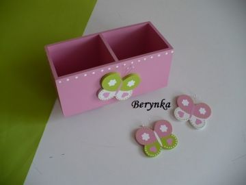 Dřevěný stojánek na tužky s motýlkem