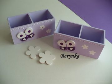 Dřevěný stojánek na tužky s motýlkem