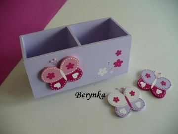 Dřevěný stojánek na tužky s motýlkem