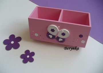 Dřevěný stojánek na tužky s motýlkem