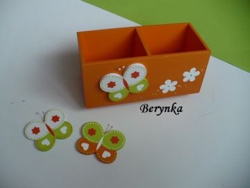 Dřevěný stojánek na tužky s motýlkem