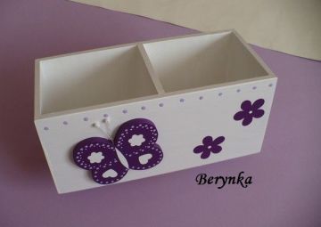 Dřevěný stojánek na tužky s motýlkem