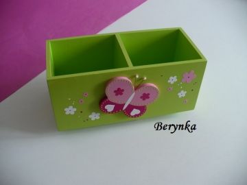 Dřevěný stojánek na tužky s motýlkem