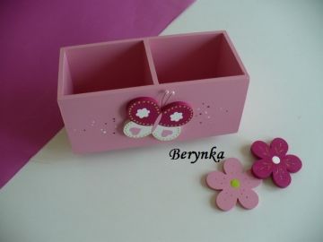 Dřevěný stojánek na tužky s motýlkem