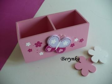 Dřevěný stojánek na tužky s motýlkem