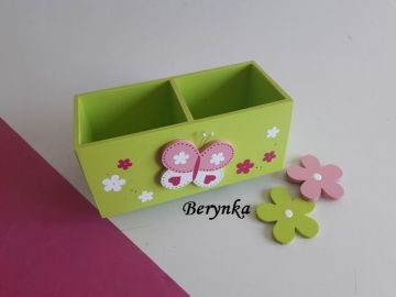 Dřevěný stojánek na tužky s motýlkem