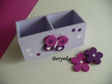 Dřevěný stojánek na tužky s motýlkem