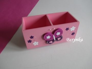 Dřevěný stojánek na tužky s motýlkem