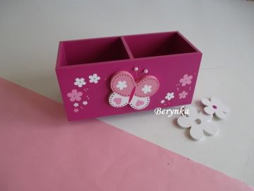 Dřevěný stojánek na tužky s motýlkem