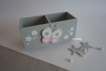 Dřevěný stojánek na tužky s motýlkem