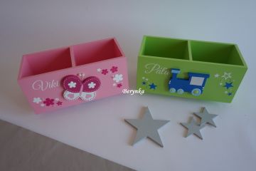 Dřevěný stojánek na tužky s motýlkem