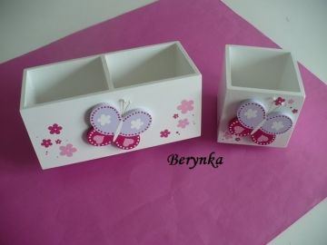 Dřevěný stojánek na tužky s motýlkem