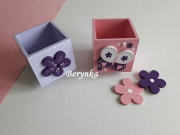 Dřevěný stojánek na tužky s motýlkem