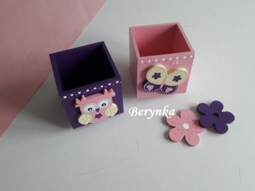 Dřevěný stojánek na tužky s motýlkem