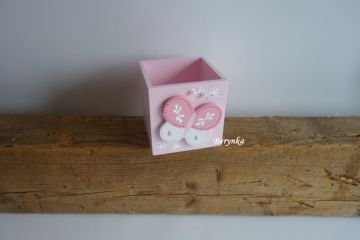 Dřevěný stojánek na tužky s motýlkem